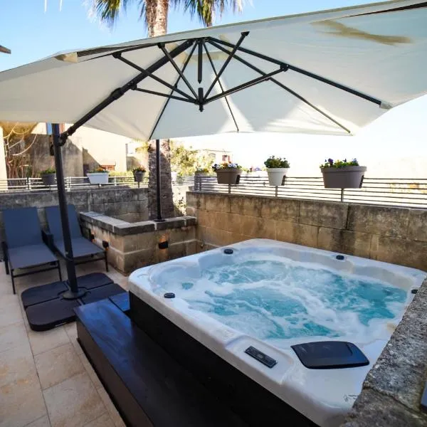 Harbour Views Duplex Maisonette with Jacuzzi Hot tub, hotel in Mġarr