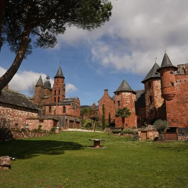 Château de Vassinhac chambres d'hôtes Collonges la rouge, отель в городе Коллонж