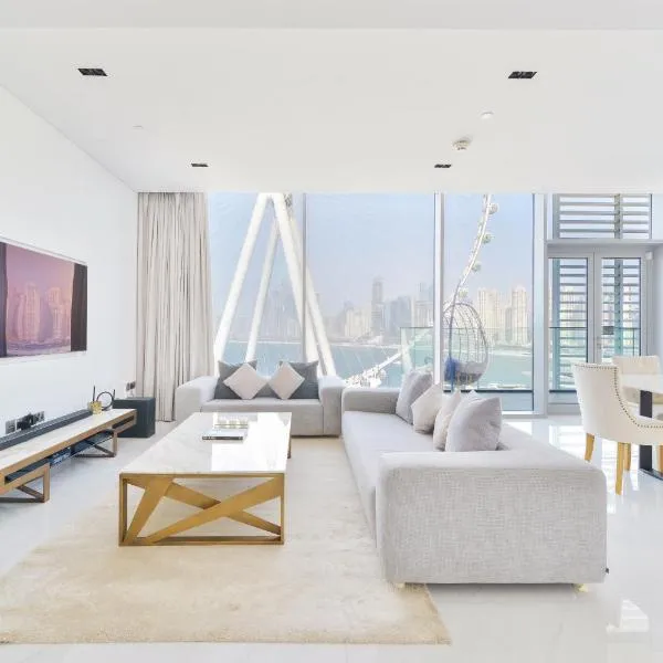 Spectacular 3 BR condo with maids room facing the Dubai Eye, hotel v Dubaji
