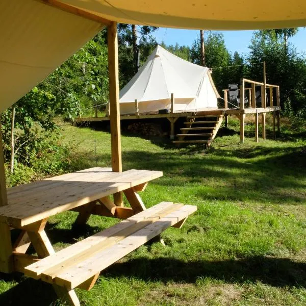 Frisbo Lodge - Glamping tent in a forest, lake view, hotel en Bergsjö