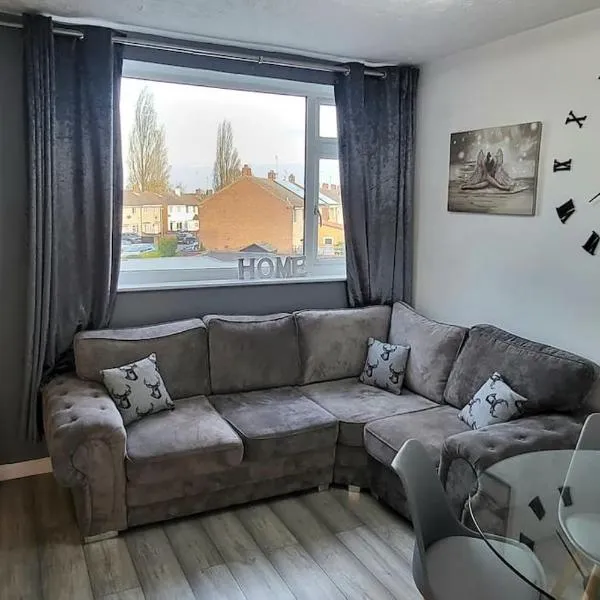 Cosy 3 double bed flat sleeps 6, hotel en Bedworth