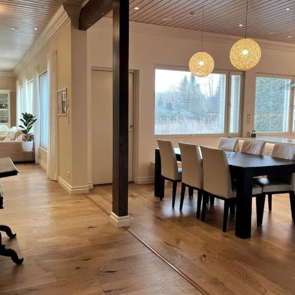 Stunning 5BR 16 Bed Home with Finnish Sauna & Jacuzzi 340 m2, hotel v destinaci Tampere