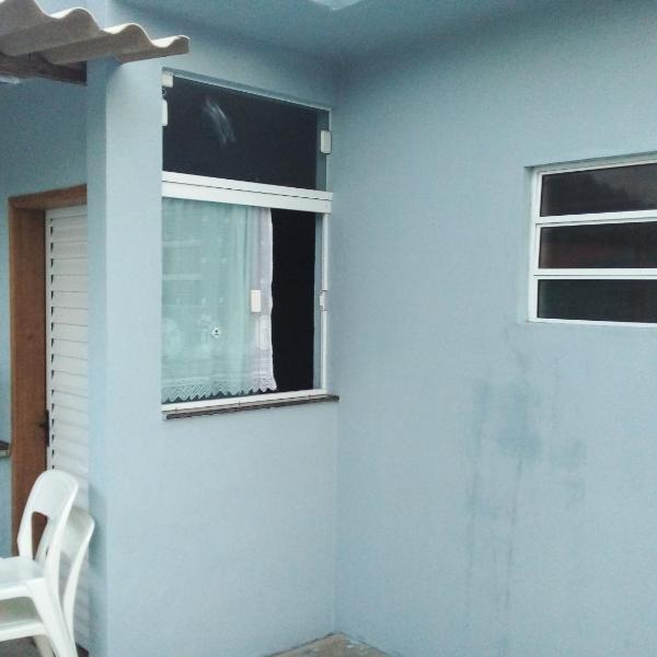 Casa familiar quarto, cozinha, banheiro e piscina a praia está a 700 metros