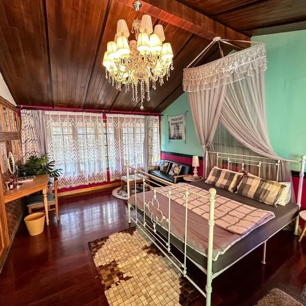 T-House BKK 2Floors near BTS with swimming pool and free Wifi, hotel v destinaci Klong Toi