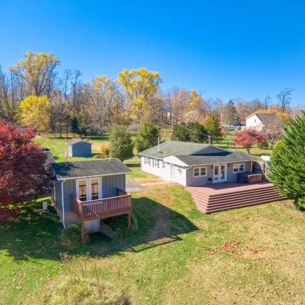 New River 3BR - Fishing, Hot Tub and VT Game Weekends, hotel en Radford