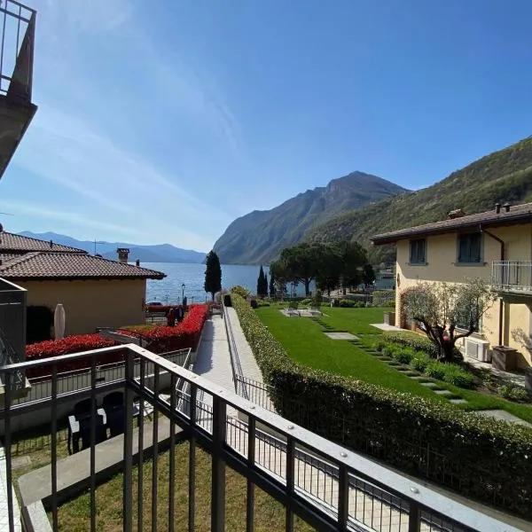 Alex's lake house, hotel em Riva di Solto