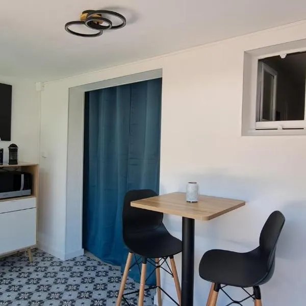 Le Cap d'Agde, Beija Flor, très proche village naturiste, 2 mn à pied, un coin de détente dans la pinède, WIFI GRATUIT, hotel di Cap d'Agde