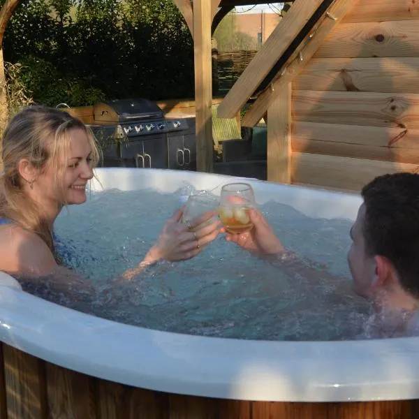 Stamford Meadows Glamping with Private Hot Tubs, hotel in Stamford