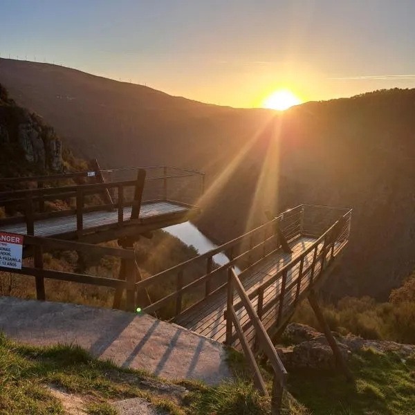 camping cañón do sil, מלון בJunquera de Espadañedo