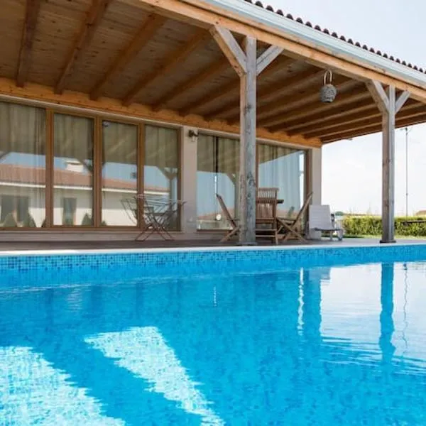 Villa Shelly with private pool, khách sạn ở Lozenets