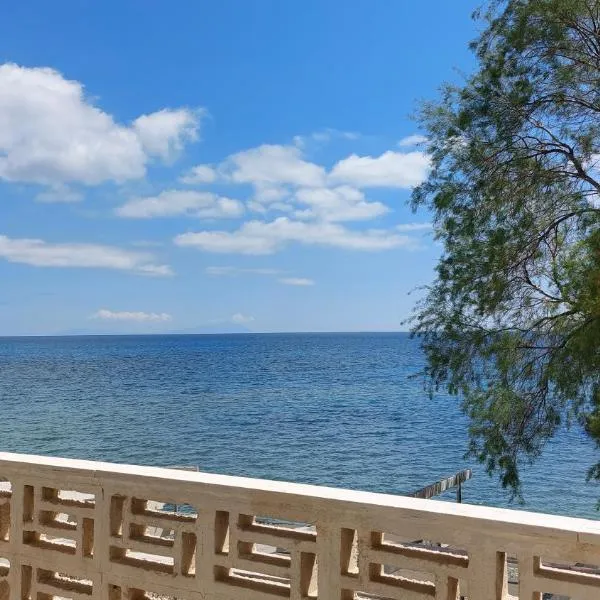 Fotis beach apartment at Komi, hotel v destinaci Kómi