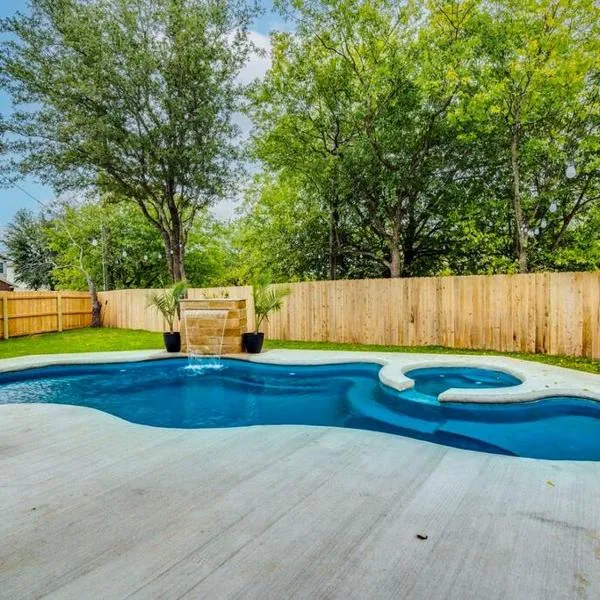 North ATX Paradise Oasis pool w Hot Tub 4BR 2 half BA, hotel in Pflugerville