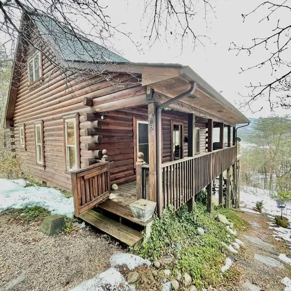 1 bedroom with a loft and hot tub cabin 45 minutes to Asheville, hotel in Marion