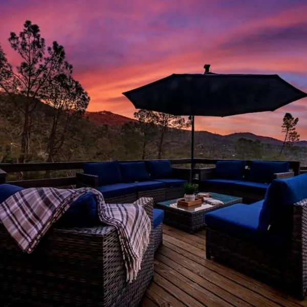 Sierra Vista Lookout Lodge with Creek, Waterfall and Waterholes, minutes from Bass Lake and Yosemite South Gate, hotel v destinaci North Fork