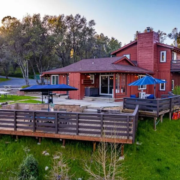 Sierra Vista Lookout Lodge with Creek, Waterfall and Waterholes, minutes from Bass Lake and Yosemite South Gate，位于North Fork的酒店