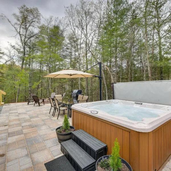 Scenic Murphy Cabin with Hot Tub, Fire Pit and Views, hotel em Murphy