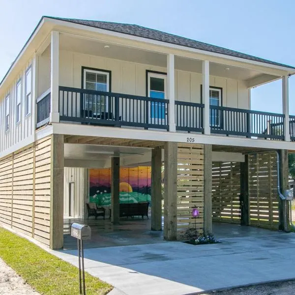 Steps Away from Cruisin' the Coast , Gulfport 2BR, Game Room, and Free Parking, hotel in Gulfport