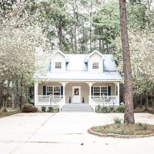 Pet Friendly Tranquil Cottage with Fire-Pit and Seasonal Hot Tub Sept-March Minutes to BEACHES, hotel v destinaci Dauphin Island
