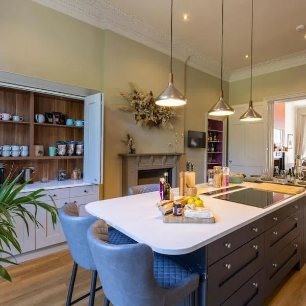 Luxury Edinburgh New Town home, hotel in Edinburgh