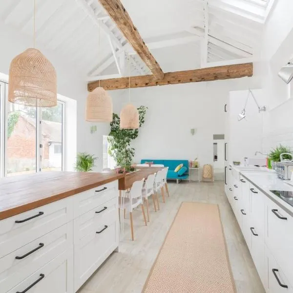 Simple Coastal Luxury near Southwold sleeps 10, hotel i Southwold