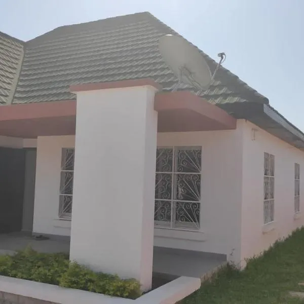 House in brufut near the sea / tanji bird reserve, hotel v destinaci Brufut