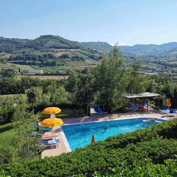 Il Girasole Country Village, hotel in Massignano