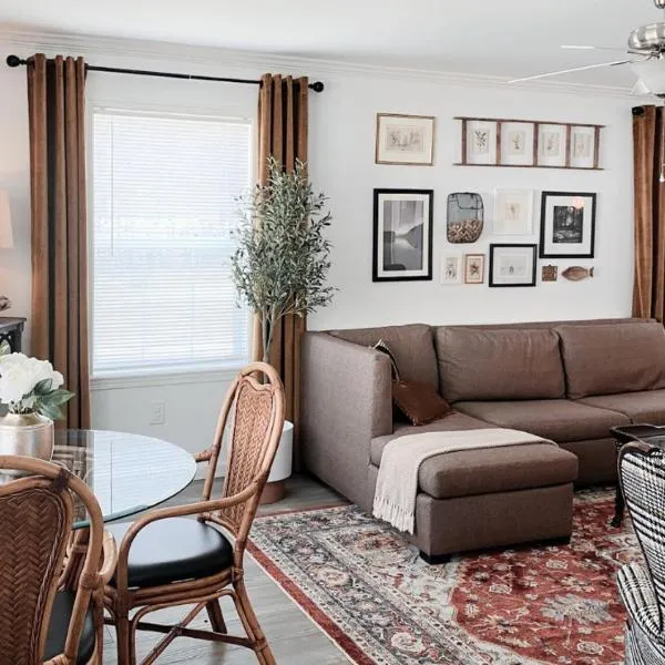 Brand New 2 Bedroom Cottage on Seneca Lake, hotel v destinaci Himrod