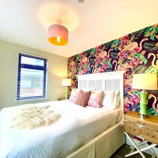 Stunning 3 bedroom Penthouse Apartment - Free Parking & WiFi - 1 Minute walk to Poole Quay - Great Location - Free Parking - Fast WiFi - Smart TV - Newly decorated - sleeps up to 6! Close to Poole & Bournemouth & Sandbanks, hotel a Poole
