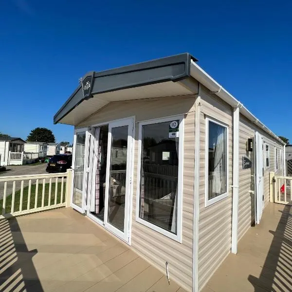 2 Sandringham, Patrington Haven, Hot Tub, Private Parking, Hotel in Patrington