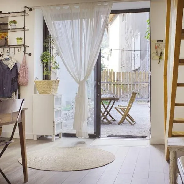 Duplex dans village avec jardin, hotel v destinaci Claix