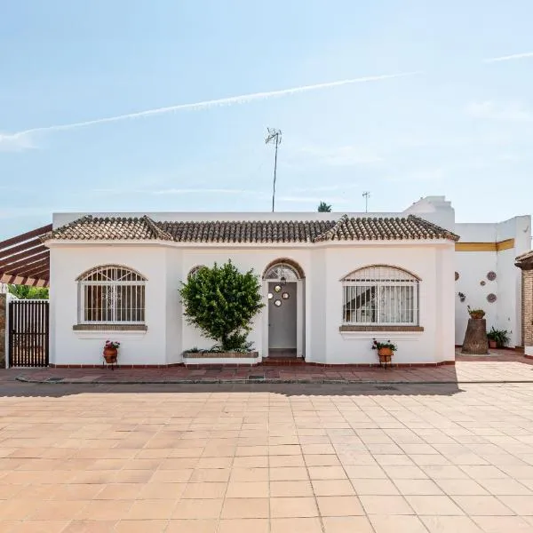 Chalet Fuente1 piscina común famila, отель в городе Конил-де-ла-Фронтера