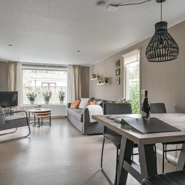 Ruime luxe 4 persoons Chalet midden op de Veluwe, hotel a Hoenderloo