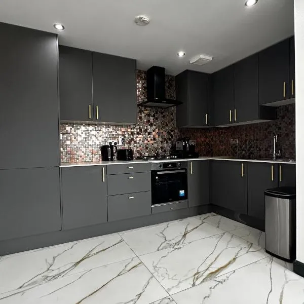 Two bed apartment with balcony Slough,Windsor,Legoland, ξενοδοχείο στο Σλάου