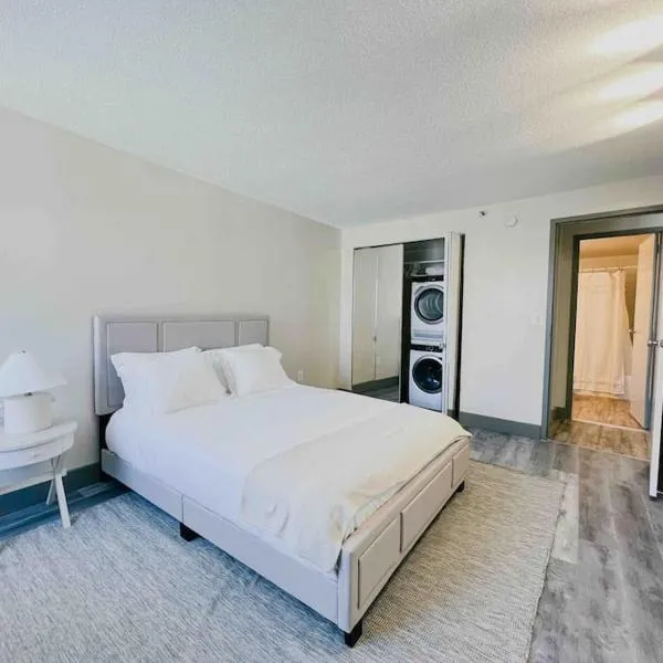 The Hartford Skyline - Stylish Downtown Condo with Wifi Gym and Parking, hotel en Hartford