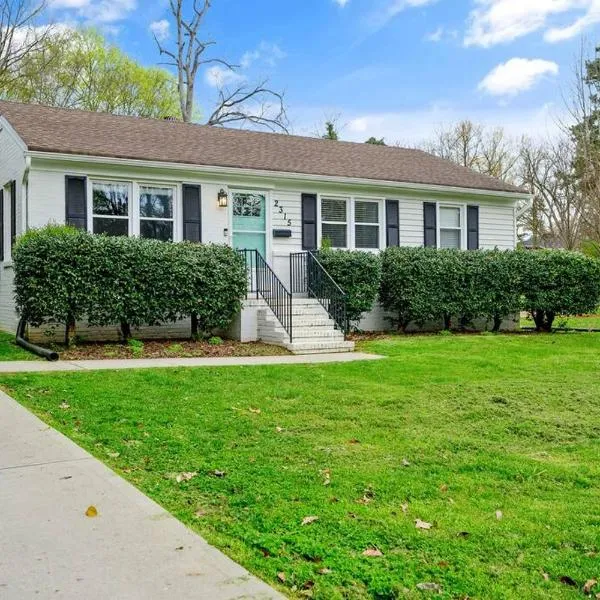 Cozy 3 Bedroom Cottage with Huge Fenced-In Yard, hotel in Raleigh