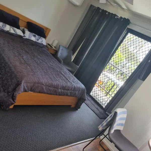 Studio Apartment Noosa Riverfront, hotel di Tewantin