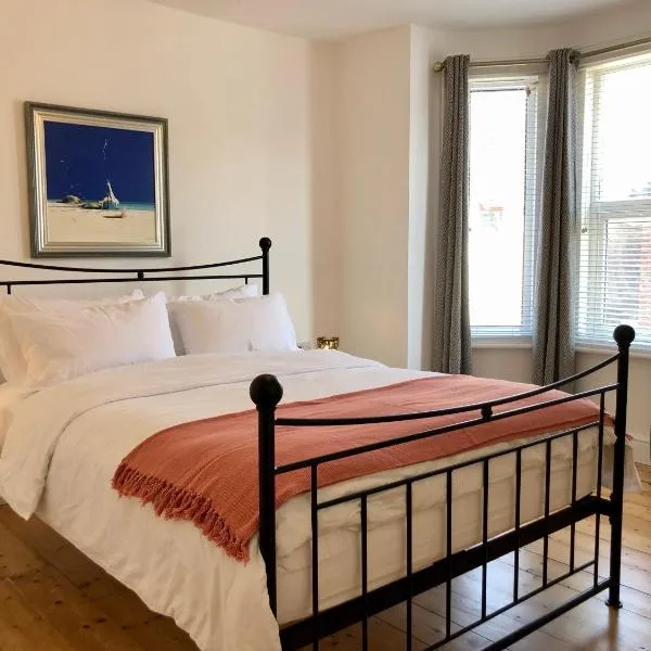 House with parking, short stroll to Quay, shops and restaurants, hotel v destinaci Poole