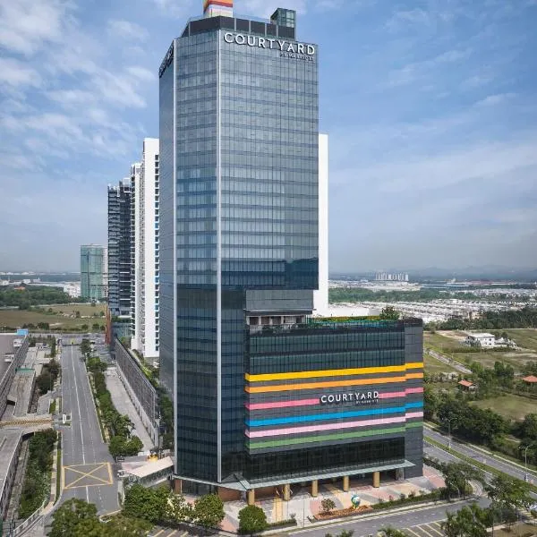 Courtyard by Marriott Setia Alam, hotel in Kampong Meru