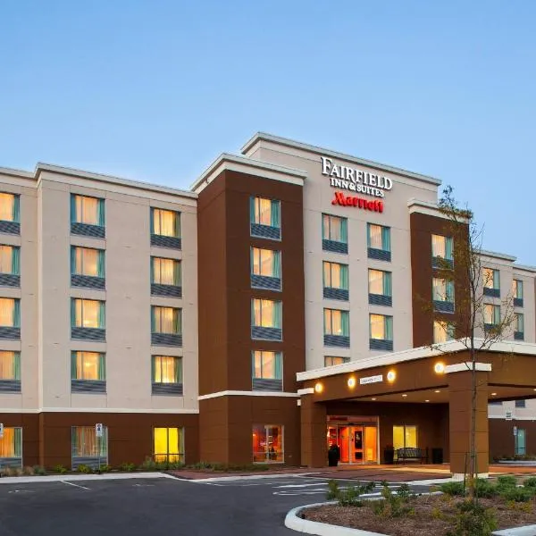 Fairfield Inn & Suites by Marriott Toronto Mississauga، فندق في جورج تاون