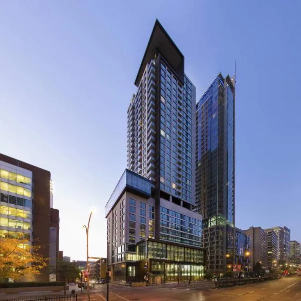 AC Hotel by Marriott Montreal Downtown โรงแรมในGreenfield Park