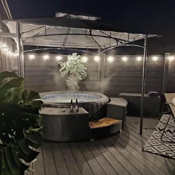 The POD Unique & Stylish Luxury Accommodation With Hot Tub, hotel v destinaci Swanlinbar