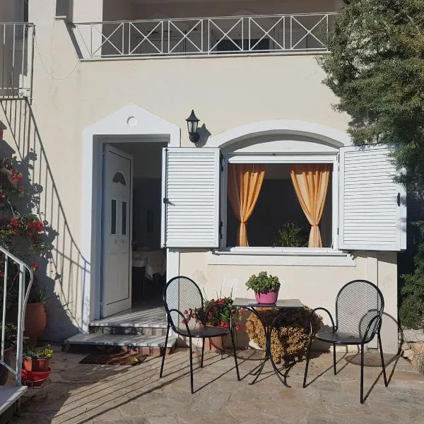 Under the Red Rock and View Studio, hotel in Áyioi Apóstoloi