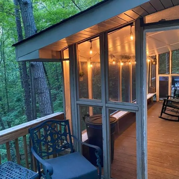 Gold Dust Delight - Cozy Cottage In The Woods, hotel in Dahlonega
