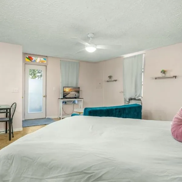 Sebring Circle Studio Stay- Postcard Mural Views, hotel en Sebring