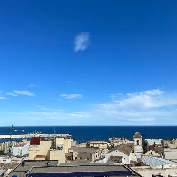Ático duplex con Vista Mar y Terraza Privada a 200m de la playa hasta 6 personas、ガルチャのホテル