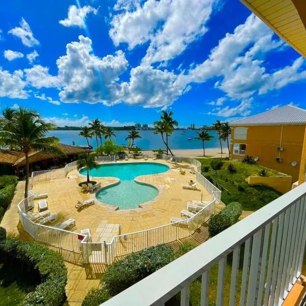 Superbe studio lumineux, vue sur piscine et mer, hotel v destinaci Baie Nettle