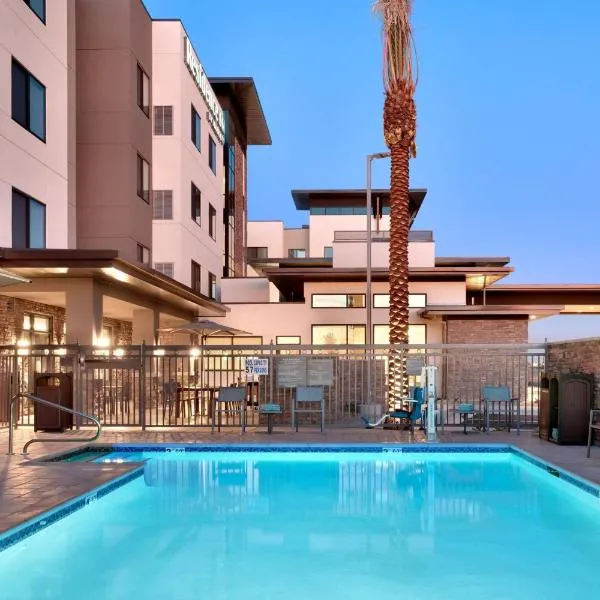 Residence Inn by Marriott Phoenix West/Avondale, hotelli kohteessa Avondale