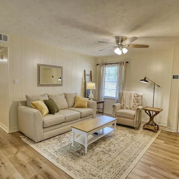 Cozy French Cottage 1/2 mi from Covington Square, hotel v destinaci Covington