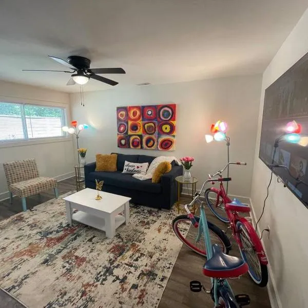 Modern ~ Comfortable ~ Downtown, Queen beds, Bikes, hotel v destinaci Greenville