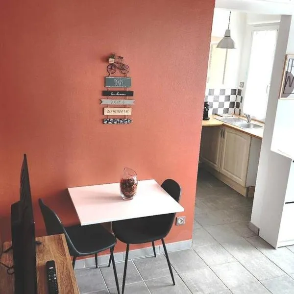 studio mezzanine avec terrasse, hotel u gradu 'Saint-Julien-de-Concelles'